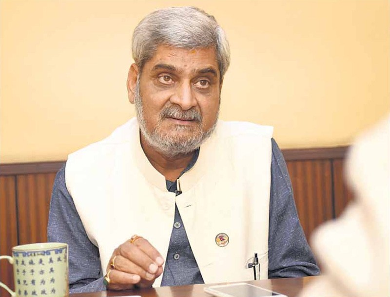 नेकपाले ह्दयेश त्रिपाठी समूहलाई पार्टी प्रवेश गराउँदै 